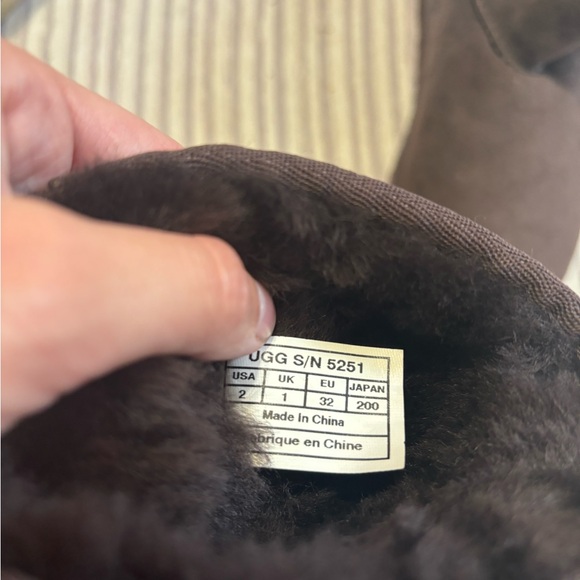 Brown classic kids UGGS - Picture 6 of 9